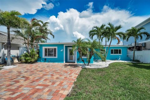 Casa en alquiler en Redington Shores, Florida, 3 dormitorios, 179.86 m2 № 1900643 - foto 1
