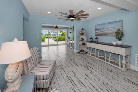 Casa en alquiler en Redington Shores, Florida, 3 dormitorios, 179.86 m2 № 1900643 - foto 12