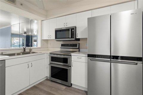 Купить кондоминиум в Нейплс, Флорида 2 спальни, 110.83м2, № 2053514 - фото 3