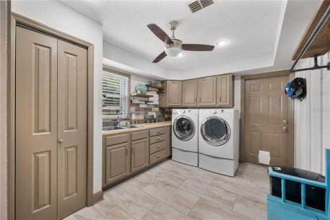 House in Lakeland, Florida 5 bedrooms, 310.29 sq.m. № 2102620 - photo 17