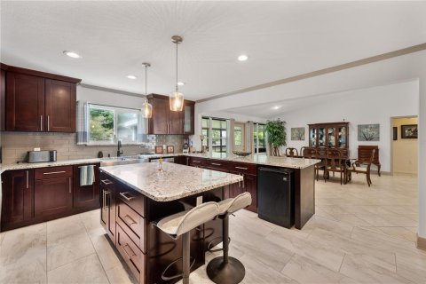 House in Lakeland, Florida 5 bedrooms, 310.29 sq.m. № 2102620 - photo 12