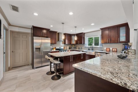 House in Lakeland, Florida 5 bedrooms, 310.29 sq.m. № 2102620 - photo 11