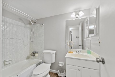 Condo in Deerfield Beach, Florida, 2 bedrooms  № 1944724 - photo 16