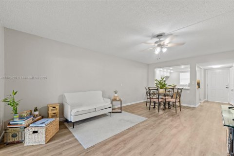 Condo in Deerfield Beach, Florida, 2 bedrooms  № 1944724 - photo 4