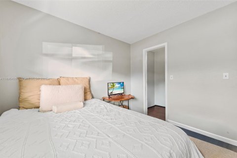 Condo in Deerfield Beach, Florida, 2 bedrooms  № 1944724 - photo 10