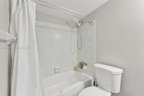 Condo in Deerfield Beach, Florida, 2 bedrooms  № 1944724 - photo 15