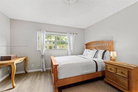 Condo in Deerfield Beach, Florida, 2 bedrooms  № 1944724 - photo 19