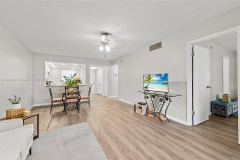 Condo in Deerfield Beach, Florida, 2 bedrooms  № 1944724 - photo 5