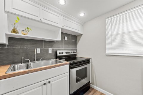 Condo in Deerfield Beach, Florida, 2 bedrooms  № 1944724 - photo 9