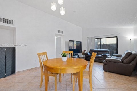 Townhouse in Miami, Florida 2 bedrooms, 93.83 sq.m. № 2044686 - photo 6