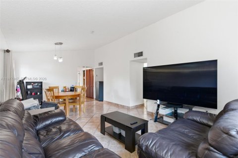 Townhouse in Miami, Florida 2 bedrooms, 93.83 sq.m. № 2044686 - photo 9