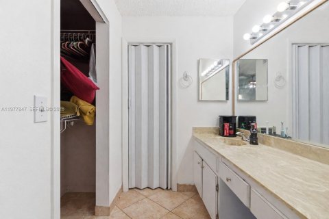 Townhouse in Miami, Florida 2 bedrooms, 93.83 sq.m. № 2044686 - photo 18