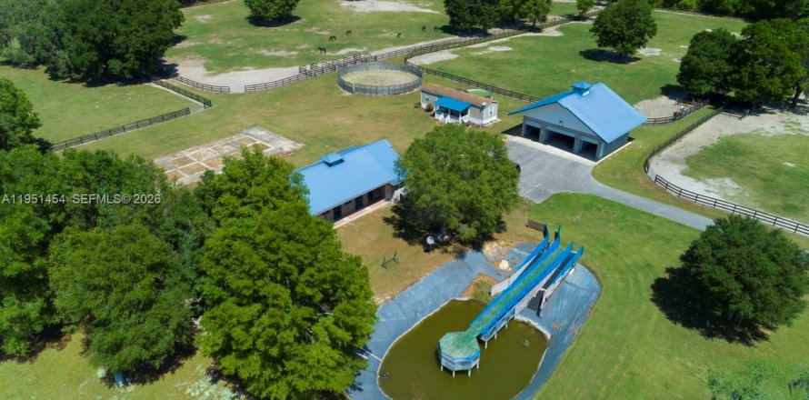 Commercial property in Ocala, Florida № 2153143