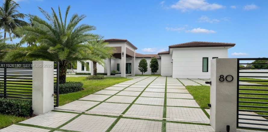 Дом в Майами, Флорида 6 спален, 446.49м2 № 1984694