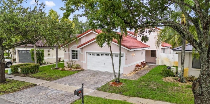 Villa ou maison à Pembroke Pines, Floride 4 chambres, 140.28 m2 № 1846007