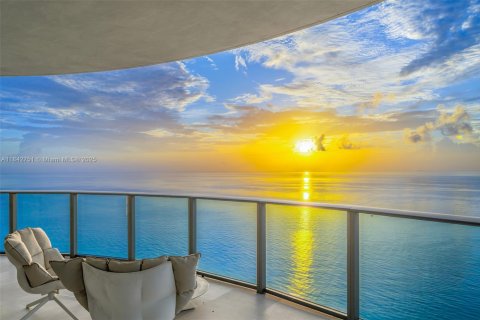 Condo in Sunny Isles Beach, Florida, 4 bedrooms  № 1836358 - photo 1