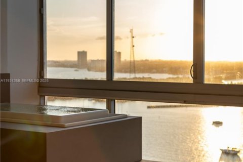 Condominio en alquiler en North Bay Village, Florida, 2 dormitorios, 177.07 m2 № 1993643 - foto 22