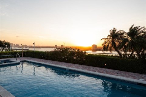 Condominio en alquiler en North Bay Village, Florida, 2 dormitorios, 177.07 m2 № 1993643 - foto 26