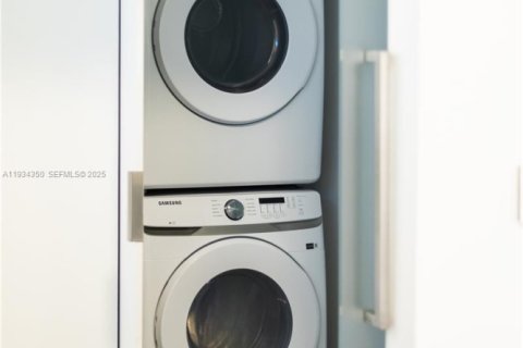 Condominio en alquiler en North Bay Village, Florida, 2 dormitorios, 177.07 m2 № 1993643 - foto 27