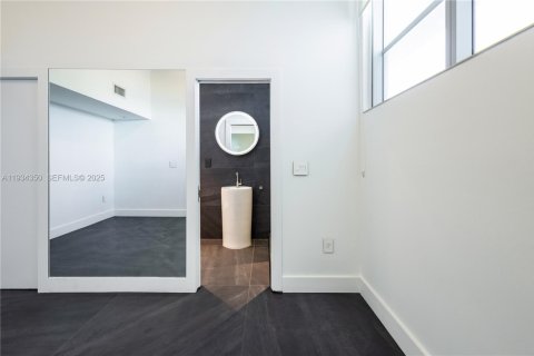 Condominio en alquiler en North Bay Village, Florida, 2 dormitorios, 177.07 m2 № 1993643 - foto 5