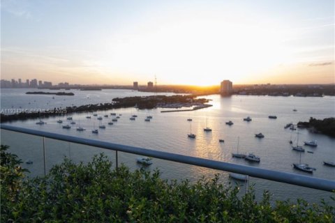 Condominio en alquiler en North Bay Village, Florida, 2 dormitorios, 177.07 m2 № 1993643 - foto 25