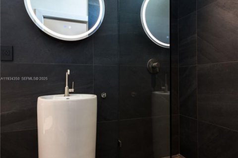 Condominio en alquiler en North Bay Village, Florida, 2 dormitorios, 177.07 m2 № 1993643 - foto 19