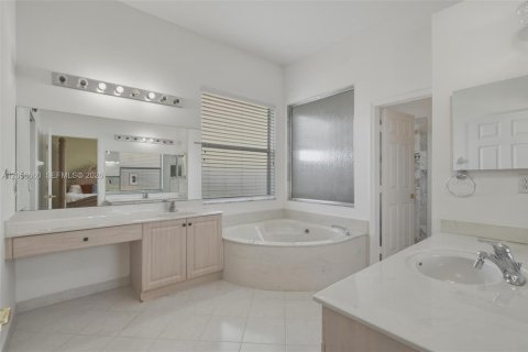 House in Miramar, Florida 4 bedrooms, 285.86 sq.m. № 2181497 - photo 23