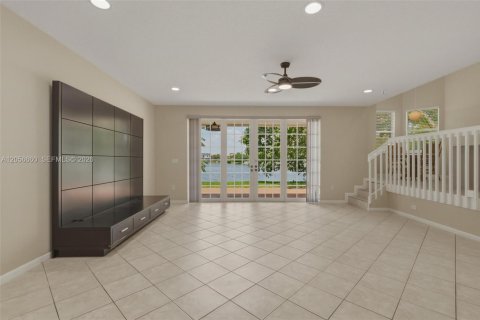 House in Miramar, Florida 4 bedrooms, 285.86 sq.m. № 2181497 - photo 15