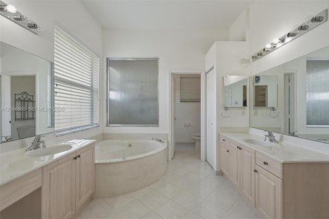 House in Miramar, Florida 4 bedrooms, 285.86 sq.m. № 2181497 - photo 24