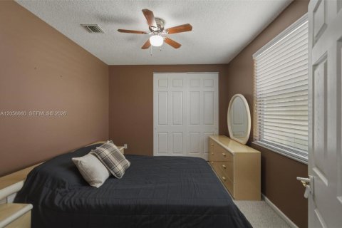 House in Miramar, Florida 4 bedrooms, 285.86 sq.m. № 2181497 - photo 16