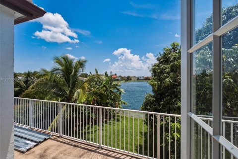 House in Miramar, Florida 4 bedrooms, 285.86 sq.m. № 2181497 - photo 22