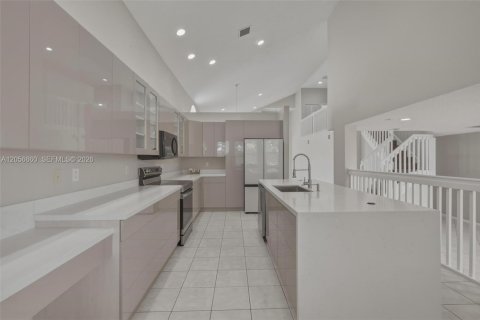House in Miramar, Florida 4 bedrooms, 285.86 sq.m. № 2181497 - photo 12