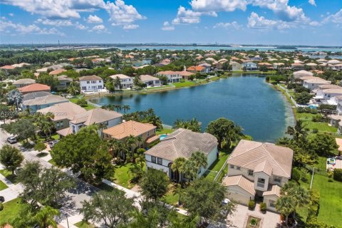 House in Miramar, Florida 4 bedrooms, 285.86 sq.m. № 2181497 - photo 2