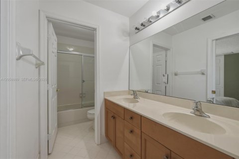 House in Miramar, Florida 4 bedrooms, 285.86 sq.m. № 2181497 - photo 29