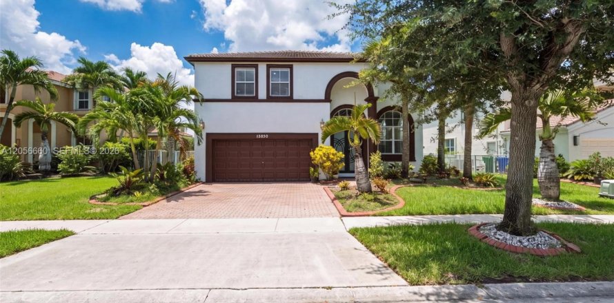 House in Miramar, Florida 4 bedrooms, 285.86 sq.m. № 2181497