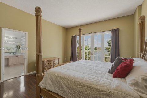 House in Miramar, Florida 4 bedrooms, 285.86 sq.m. № 2181497 - photo 21