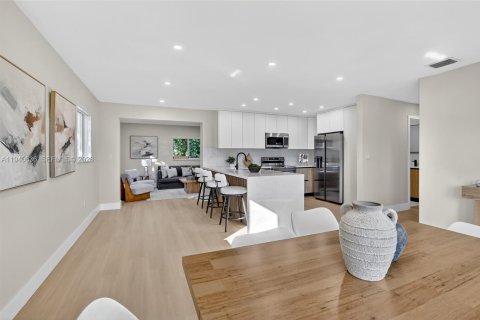 Casa en venta en Miami Gardens, Florida, 3 dormitorios, 113.53 m2 № 1999876 - foto 3