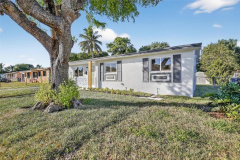 Casa en venta en Miami Gardens, Florida, 3 dormitorios, 113.53 m2 № 1999876 - foto 30