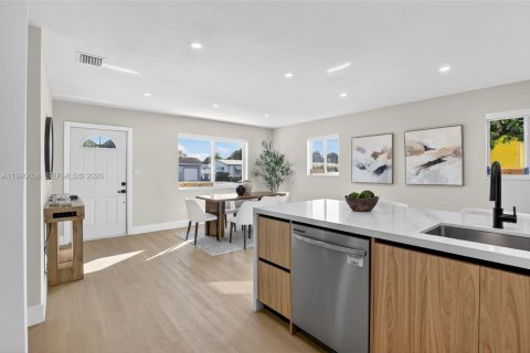 Casa en venta en Miami Gardens, Florida, 3 dormitorios, 113.53 m2 № 1999876 - foto 5