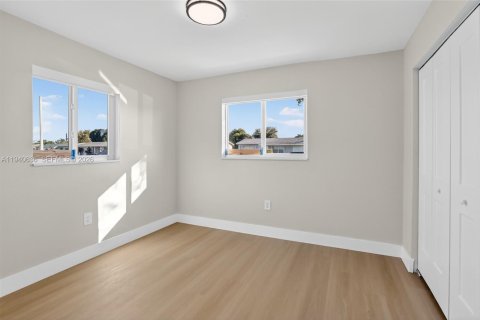 Casa en venta en Miami Gardens, Florida, 3 dormitorios, 113.53 m2 № 1999876 - foto 27