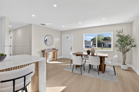 Casa en venta en Miami Gardens, Florida, 3 dormitorios, 113.53 m2 № 1999876 - foto 10