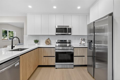 Casa en venta en Miami Gardens, Florida, 3 dormitorios, 113.53 m2 № 1999876 - foto 4