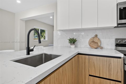 Casa en venta en Miami Gardens, Florida, 3 dormitorios, 113.53 m2 № 1999876 - foto 7