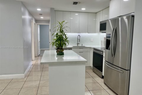 Casa en alquiler en Miami, Florida, 4 dormitorios, 169.45 m2 № 1952087 - foto 4