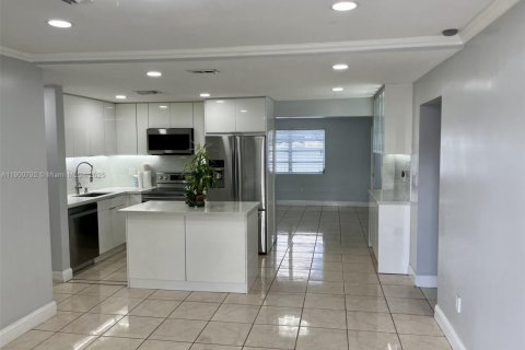Casa en alquiler en Miami, Florida, 4 dormitorios, 169.45 m2 № 1952087 - foto 3