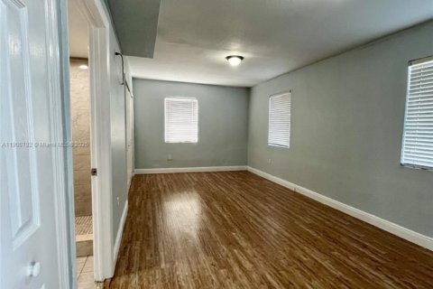 Casa en alquiler en Miami, Florida, 4 dormitorios, 169.45 m2 № 1952087 - foto 8