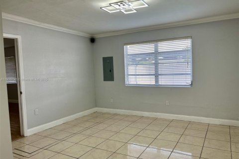 Casa en alquiler en Miami, Florida, 4 dormitorios, 169.45 m2 № 1952087 - foto 6