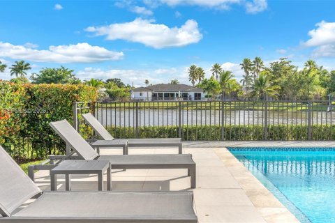 House in Weston, Florida 5 bedrooms № 2062773 - photo 11