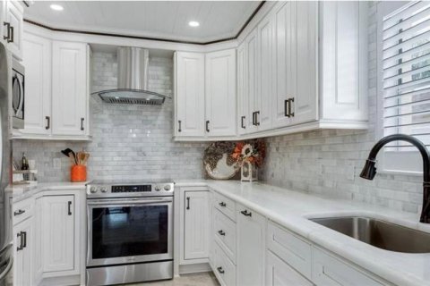 House in Lady Lake, Florida 2 bedrooms, 102.38 sq.m. № 2222158 - photo 4