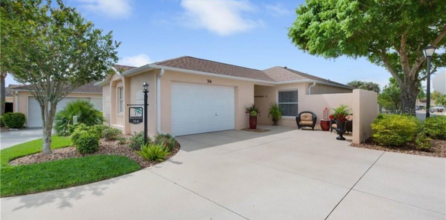 House in Lady Lake, Florida 2 bedrooms, 102.38 sq.m. № 2222158